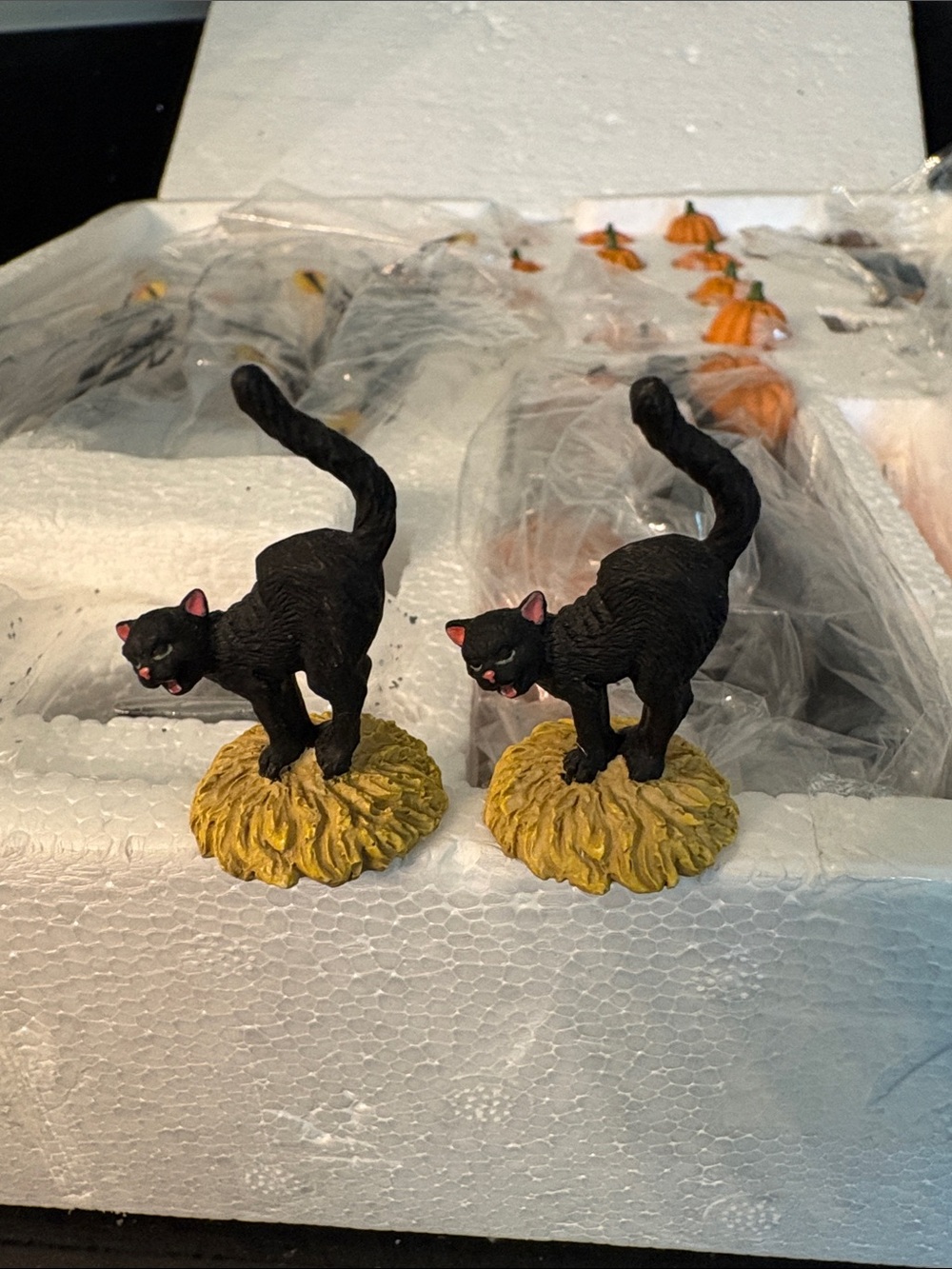 Department 56 Halloween Village Set (set of 24 pieces) Accessories Spooky Cute - Picture 10 of 13